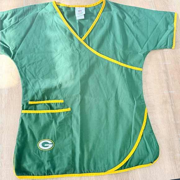 Green Bay Packers official NFL brand Scrub Top with Yellow Trim and Team Patch - Picture 2 of 6